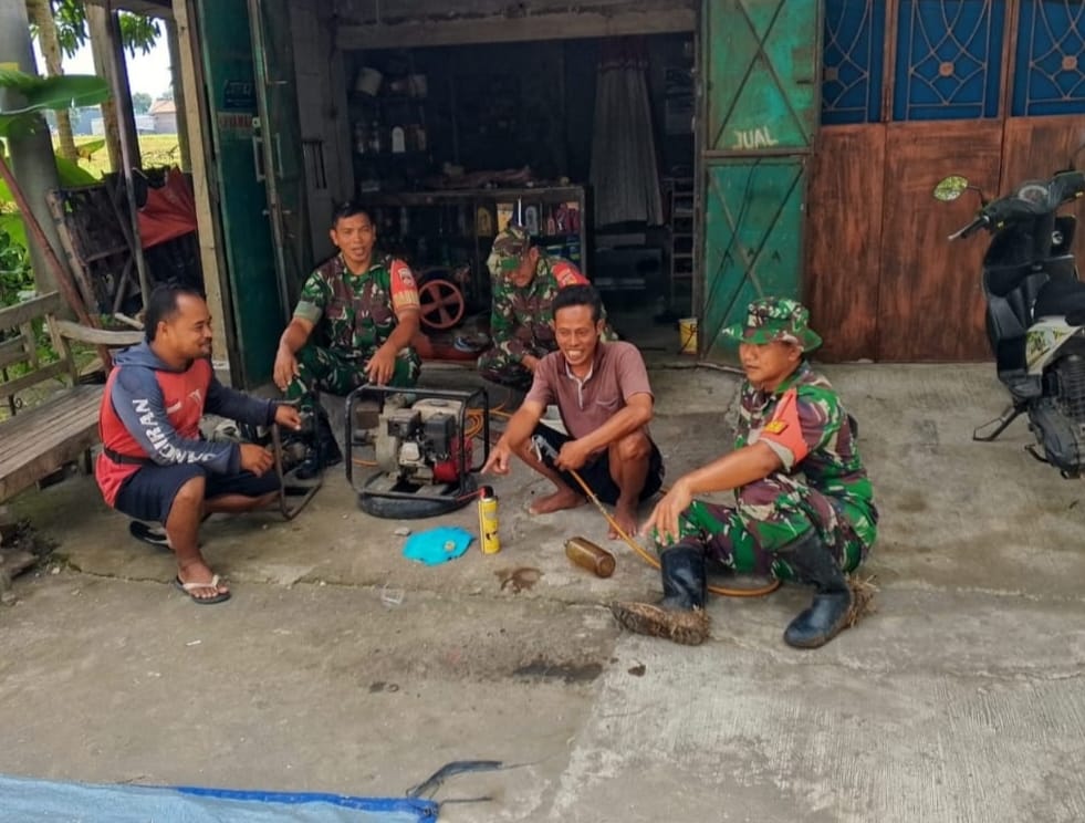 Babinsa Komsos dengan Pemilik Bengkel, Pererat Silaturahmi