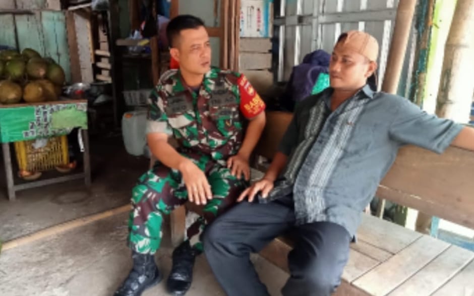 Babinsa Laksanakan Komsos di Bulan Ramadhan, Ajak Warga Jaga Kerukunan