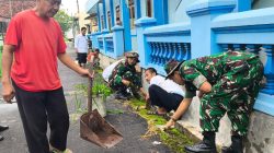 Babinsa Kerja Bakti Pembersihan Selokan, Cegah Banjir dan Penyakit Babinsa Kerja Bakti Pembersihan Selokan, Cegah Banjir dan Penyakit