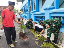 Babinsa Kerja Bakti Pembersihan Selokan, Cegah Banjir dan Penyakit