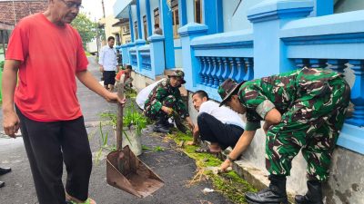 Babinsa Kerja Bakti Pembersihan Selokan, Cegah Banjir dan Penyakit Babinsa Kerja Bakti Pembersihan Selokan, Cegah Banjir dan Penyakit
