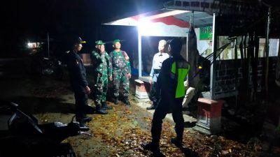 Babinsa Patroli Malam di Pos Kamling, Perkuat Keamanan dan Kebersamaan Warga