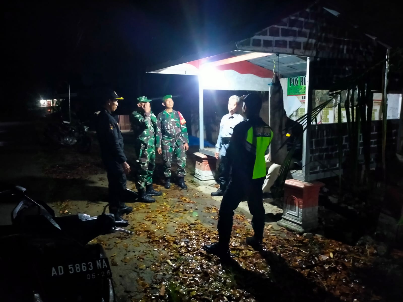 Babinsa Patroli Malam di Pos Kamling, Perkuat Keamanan dan Kebersamaan Warga