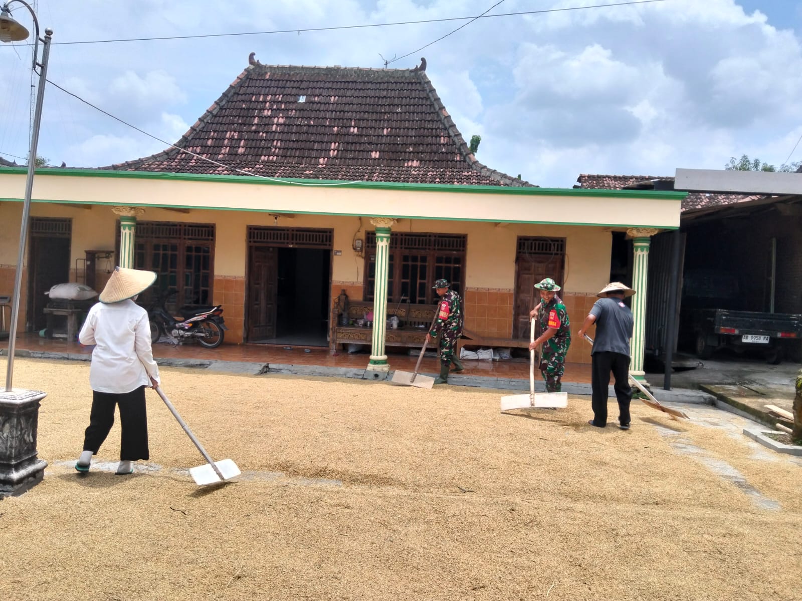 Babinsa Bantu Jemur Padi di Penggilingan, Demi Jaga Kualitas Gabah