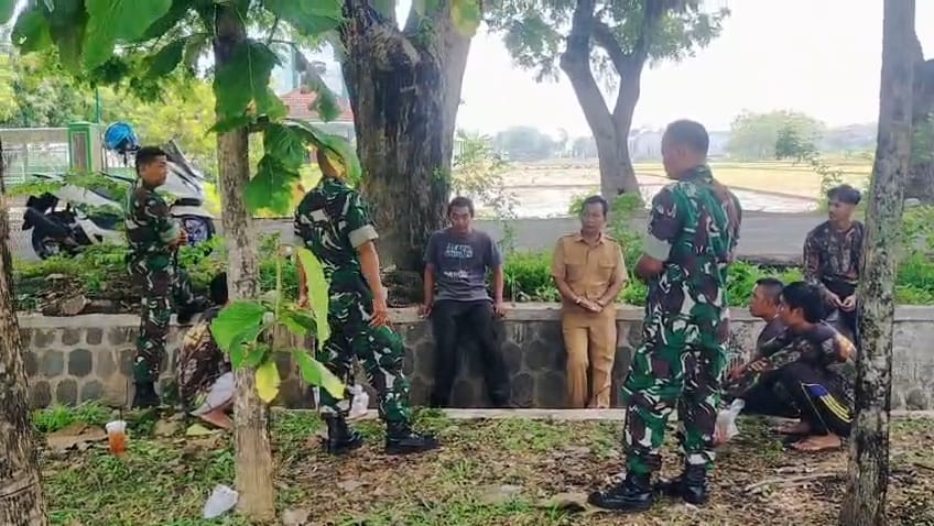 Babinsa Gelar Obrolan Santai, Jalin Komunikasi yang Lebih Dekat dengan Masyarakat