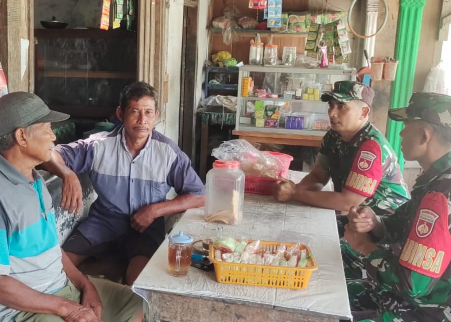 Babinsa Laksanakan Komsos dengan Tokoh Masyarakat sebagai Sarana Komunikasi