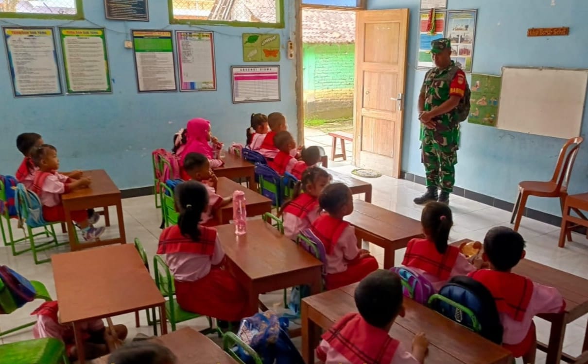 Babinsa Kenalkan Wawasan Kebangsaan kepada Siswa TK