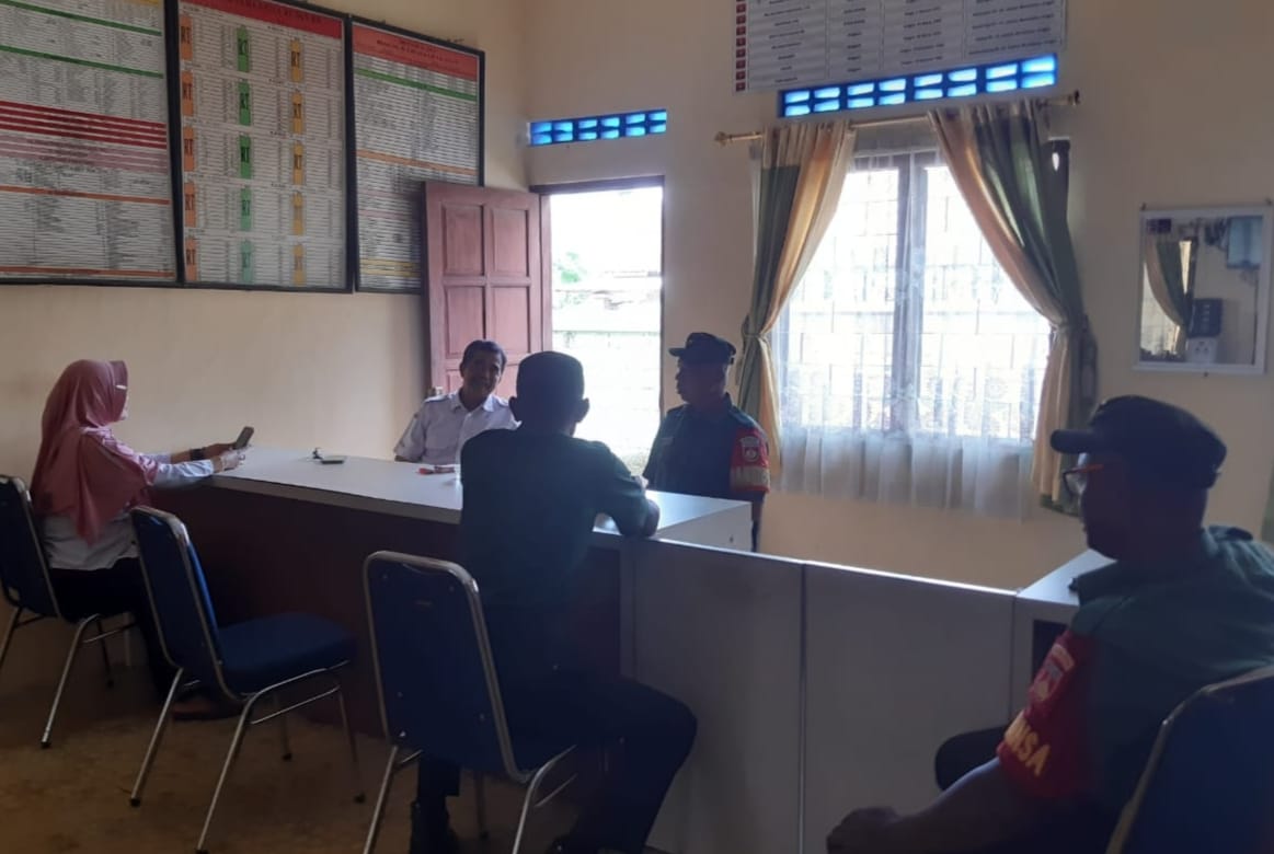 Komsos di Kantor Desa, Babinsa Tingkatkan Kerjasama Yang Baik Dengan Aparat Desa