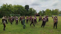 Babinsa Latih Bela Diri kepada Siswa dalam Kegiatan Ketarunaan Babinsa Latih Bela Diri kepada Siswa dalam Kegiatan Ketarunaan