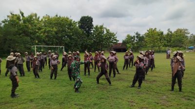 Babinsa Latih Bela Diri kepada Siswa dalam Kegiatan Ketarunaan Babinsa Latih Bela Diri kepada Siswa dalam Kegiatan Ketarunaan