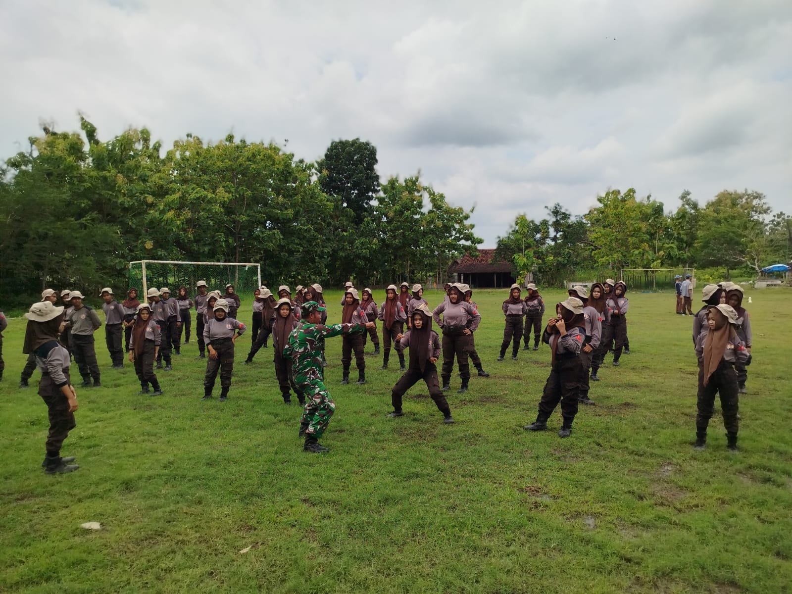 Babinsa Latih Bela Diri kepada Siswa dalam Kegiatan Ketarunaan