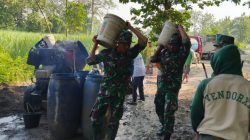 Babinsa Bantu Perbaikan Jalan Penghubung Demi Kelancaran Akses Warga