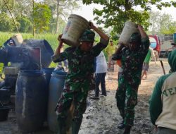 Babinsa Bantu Perbaikan Jalan Penghubung Demi Kelancaran Akses Warga