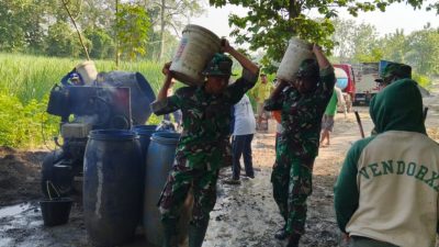 Babinsa Bantu Perbaikan Jalan Penghubung Demi Kelancaran Akses Warga