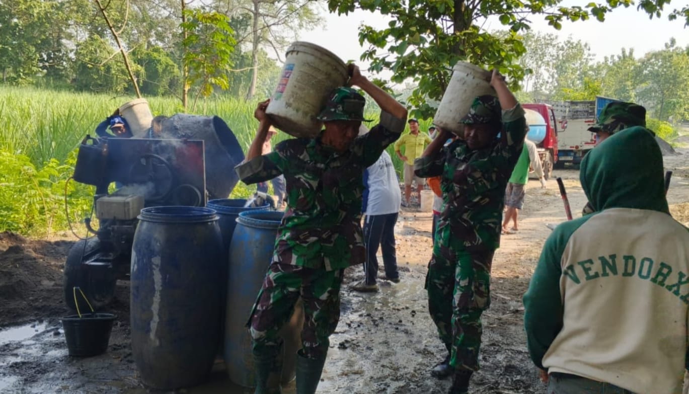 Babinsa Bantu Perbaikan Jalan Penghubung Demi Kelancaran Akses Warga
