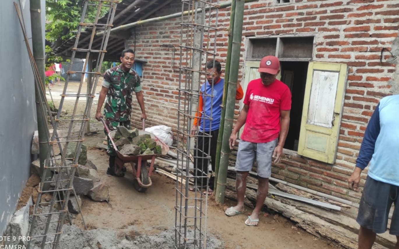 Babinsa Kerja Bakti Pembangunan PAM Simas Guna Dapatkan Air Bersih
