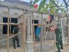 Babinsa Bantu Masyarakat Perbaiki Rumah Untuk Hunian yang Lebih Baik