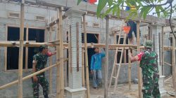 Babinsa Bantu Masyarakat Perbaiki Rumah Untuk Hunian yang Lebih Baik