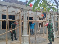 Babinsa Bantu Masyarakat Perbaiki Rumah Untuk Hunian yang Lebih Baik