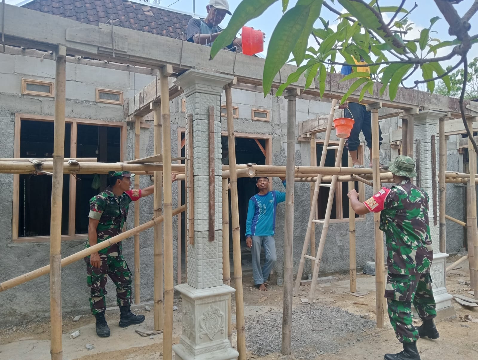 Babinsa Bantu Masyarakat Perbaiki Rumah Untuk Hunian yang Lebih Baik