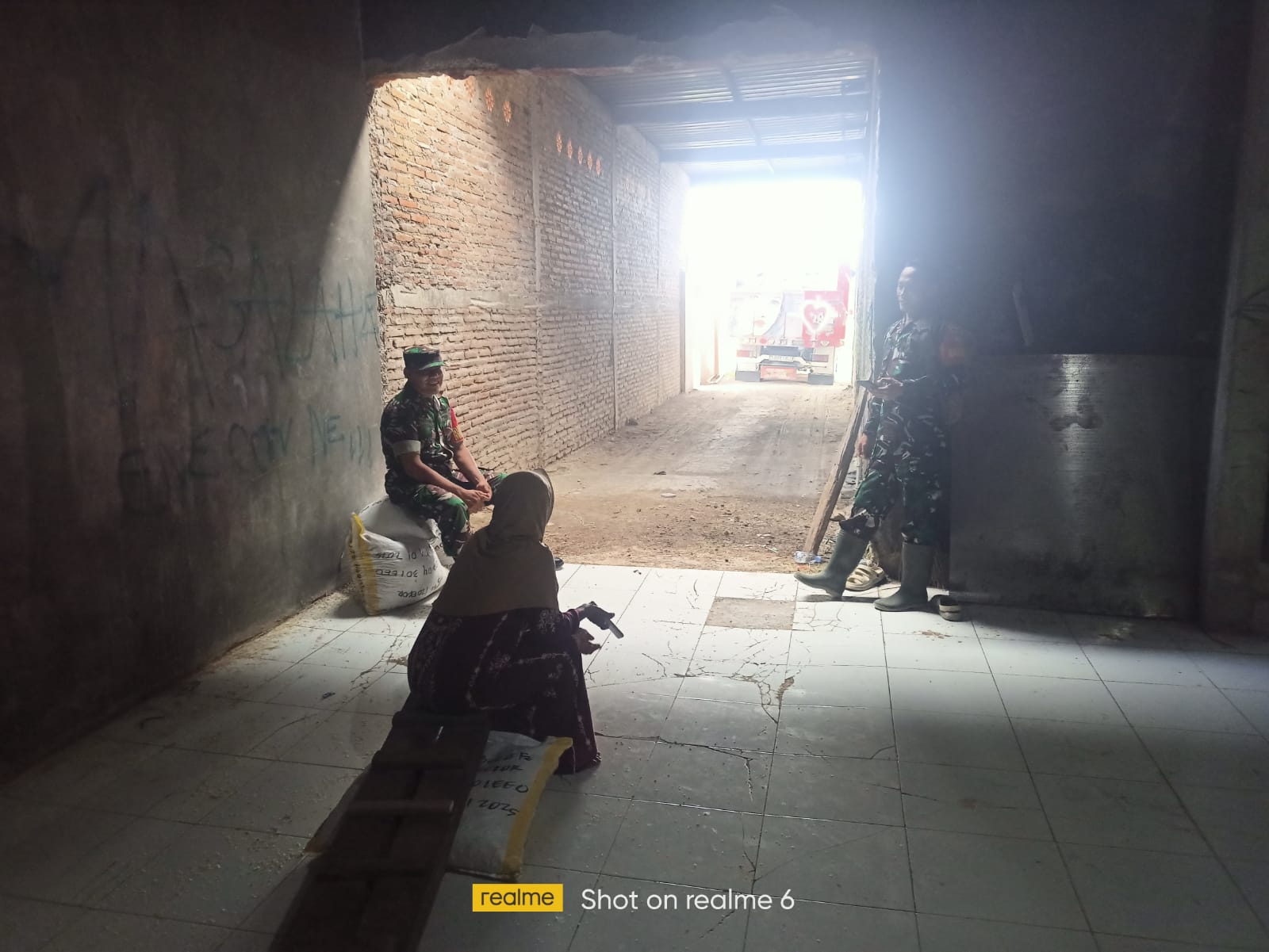 Babinsa Laksanakan Komsos dengan Pengusaha Selepan Gabah, Tanyakan Stok dan Harga