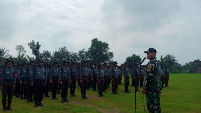 Babinsa Berikan Materi Pencegahan Radikalisme kepada Siswa SMKN I Miri Babinsa Berikan Materi Pencegahan Radikalisme kepada Siswa SMKN I Miri