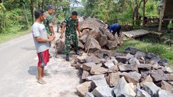 Babinsa Cor Jalan Desa, Jamin Kelancaran Akses Bagi Masyarakat Babinsa Cor Jalan Desa, Jamin Kelancaran Akses Bagi Masyarakat