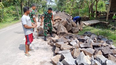 Babinsa Cor Jalan Desa, Jamin Kelancaran Akses Bagi Masyarakat Babinsa Cor Jalan Desa, Jamin Kelancaran Akses Bagi Masyarakat