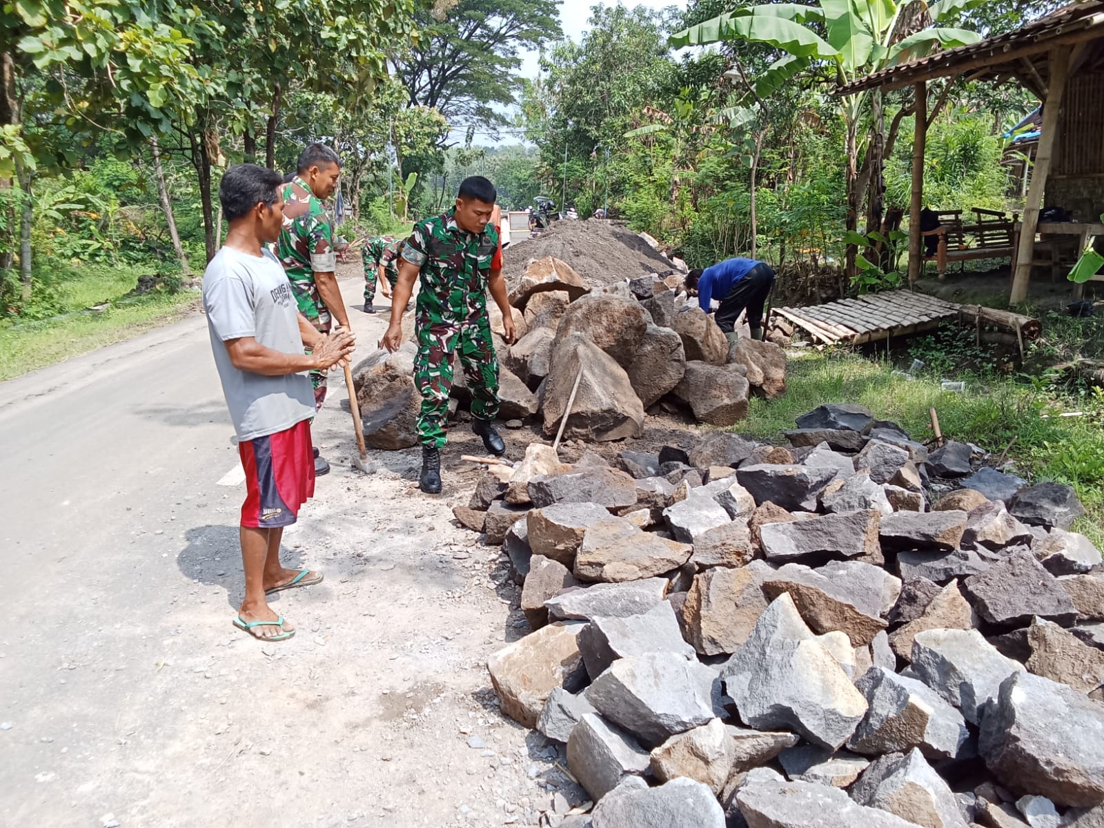 Babinsa Cor Jalan Desa, Jamin Kelancaran Akses Bagi Masyarakat