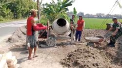 Babinsa Peduli Kemajuan Umat, Cor Halaman Masjid dan Buat Saluran Air Babinsa Peduli Kemajuan Umat, Cor Halaman Masjid dan Buat Saluran Air