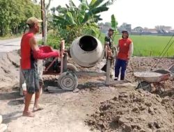 Babinsa Peduli Kemajuan Umat, Cor Halaman Masjid dan Buat Saluran Air