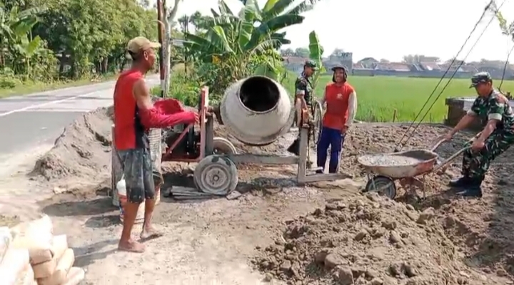 Babinsa Peduli Kemajuan Umat, Cor Halaman Masjid dan Buat Saluran Air