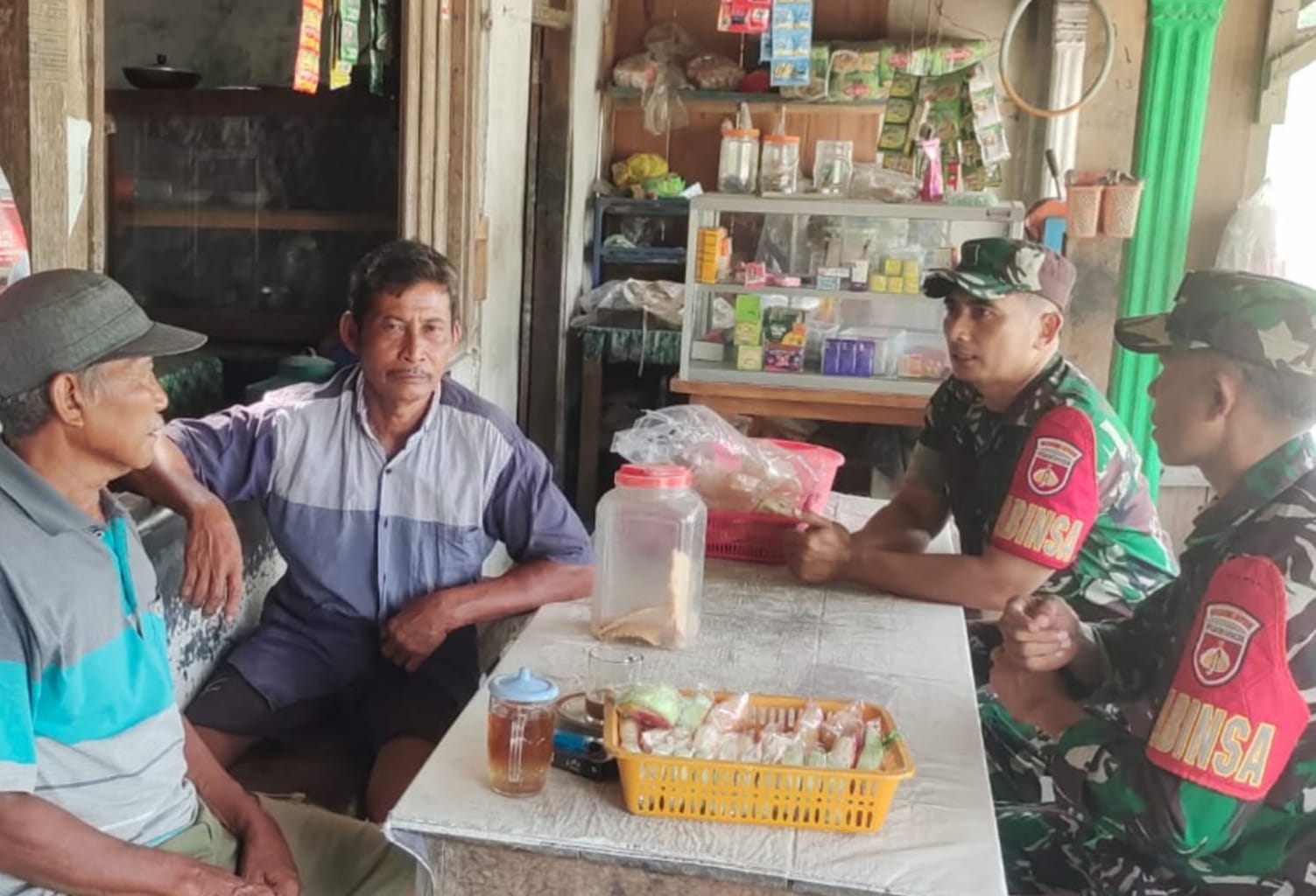Babinsa Laksanakan Komsos dengan Ketua RT, Ingatkan Warga Pentingnya Kebersihan Lingkungan