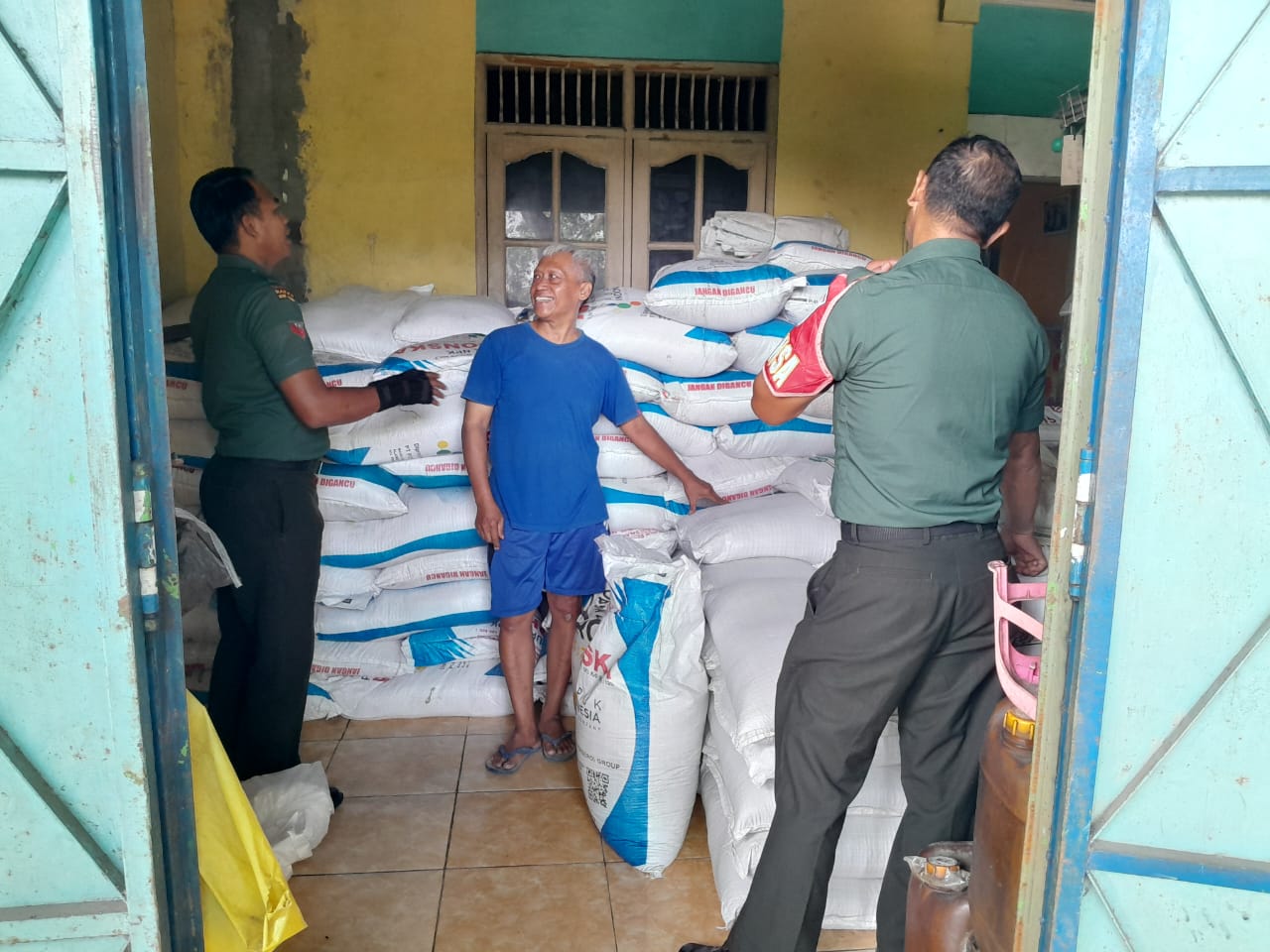 Babinsa Cek Langsung Harga Pupuk di Tingkat Pengecer, Pastikan Sesuai HET