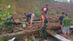Babinsa Bersama Warga Laksanakan Karya Bakti Pembersihan Longsoran Tanah