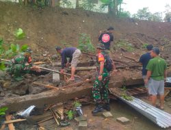 Babinsa Bersama Warga Laksanakan Karya Bakti Pembersihan Longsoran Tanah