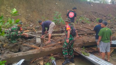 Babinsa Bersama Warga Laksanakan Karya Bakti Pembersihan Longsoran Tanah