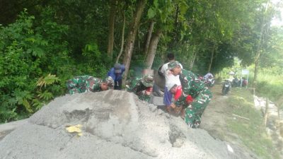 Babinsa Terjun Langsung Bantu Warga Bangun Talud Jalan, Wujudkan Kemanunggalan TNI dengan Rakyat
