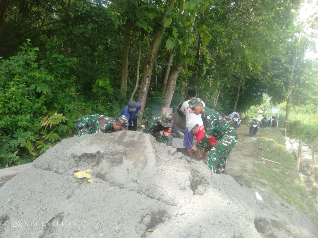 Babinsa Terjun Langsung Bantu Warga Bangun Talud Jalan, Wujudkan Kemanunggalan TNI dengan Rakyat