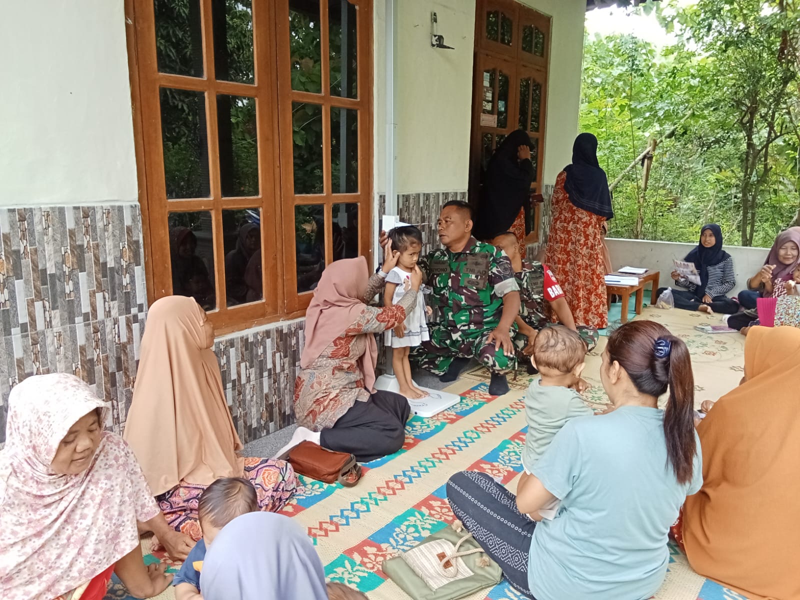 Babinsa Dampingi Balita dalam Kegiatan Posyandu, Wujud Kepedulian Terhadap Kesehatan Generasi Muda