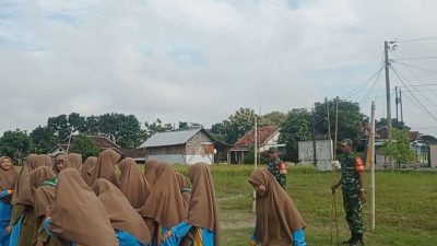 Babinsa Disiplinkan Siswa SMA At Taqwa Melalui Latihan Baris Berbaris