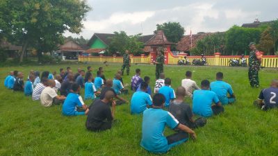 Babinsa Berikan Pelatihan Kepemimpinan kepada Kader OSIS SMK