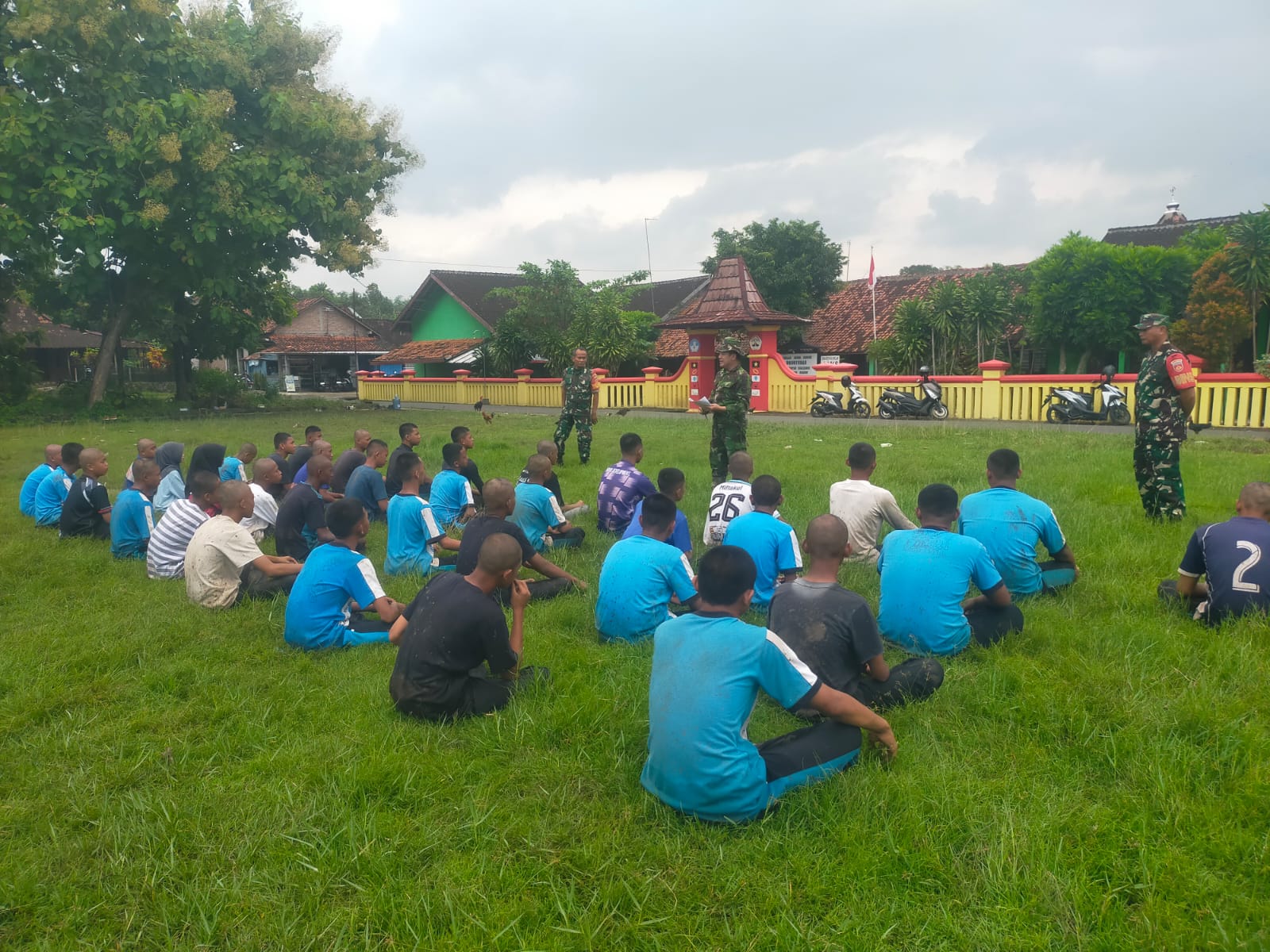 Babinsa Berikan Pelatihan Kepemimpinan kepada Kader OSIS SMK