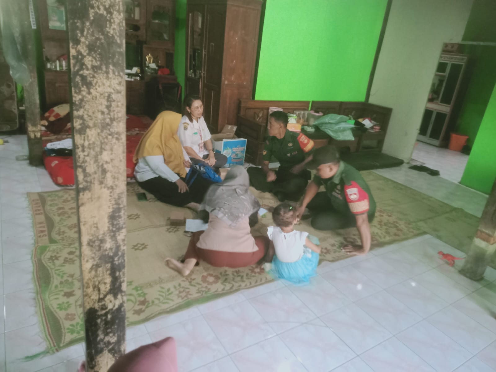 Babinsa Dampingi Pemeriksaan Kesehatan Gratis dari Puskesmas bagi Warga