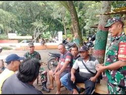 Babinsa Komsos dengan Pedagang Kaki Lima, Imbau Jaga Kebersihan Taman Tempat Berjualan