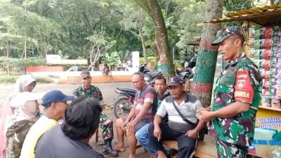 Babinsa Komsos dengan Pedagang Kaki Lima, Imbau Jaga Kebersihan Taman Tempat Berjualan
