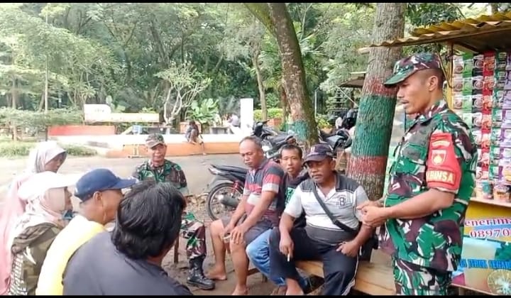 Babinsa Komsos dengan Pedagang Kaki Lima, Imbau Jaga Kebersihan Taman Tempat Berjualan