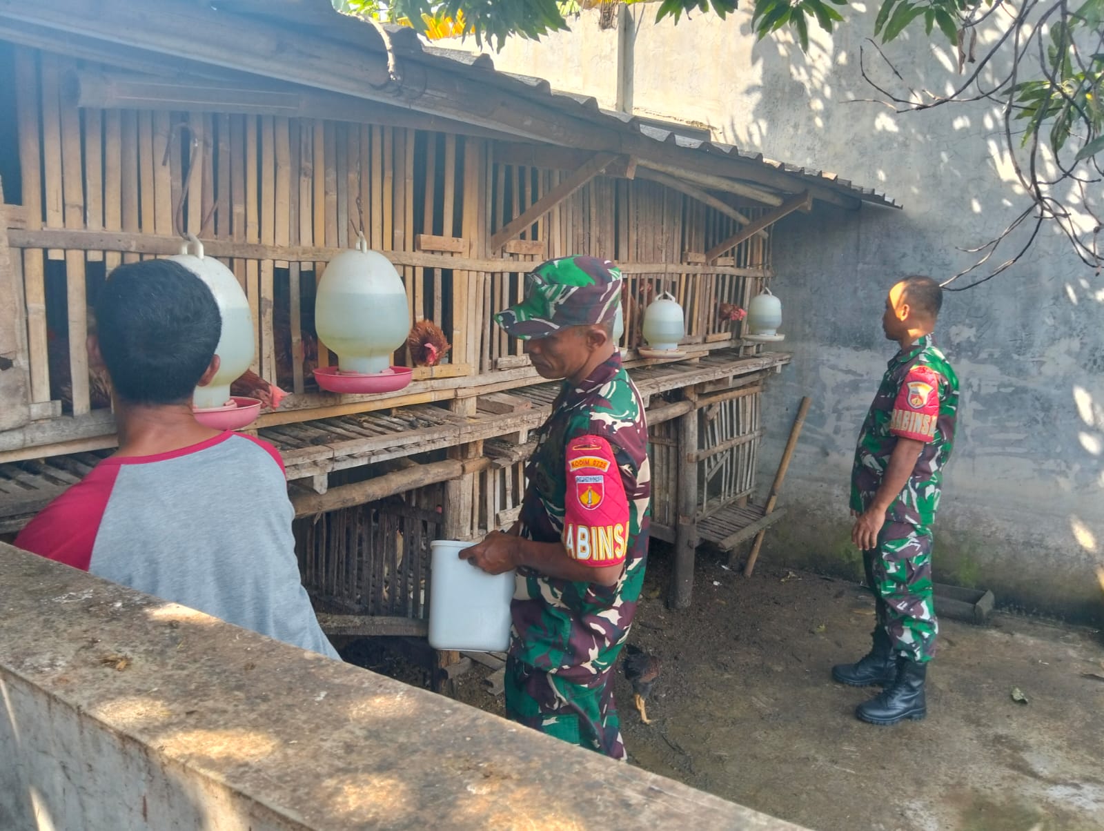 Babinsa Lakukan Pendampingan Peternak Ayam serta Berikan Himbauan