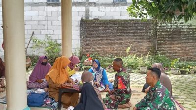 Babinsa Dampingi Pemeriksaan Kesehatan Lansia di Posbindu