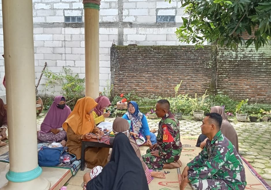 Babinsa Dampingi Pemeriksaan Kesehatan Lansia di Posbindu